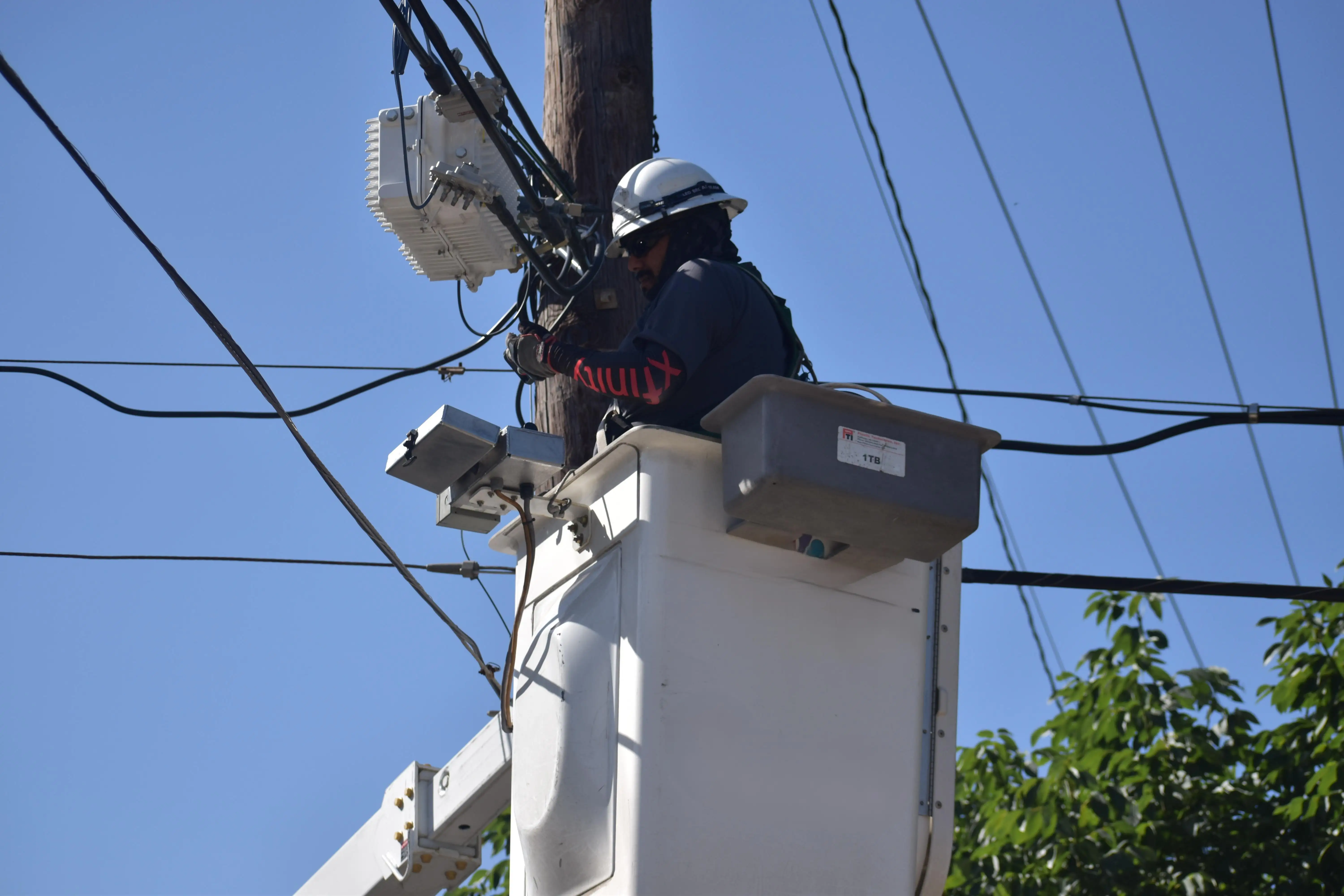 Servicios de Electricidad en Media y Baja Tensión